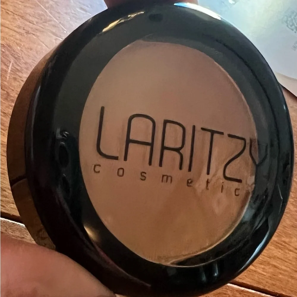 ⭐️HP!⭐️ NWT Laritzy cream hilighter in “Virtue”. Rose-gold with slight shimmer. - Picture 5 of 6